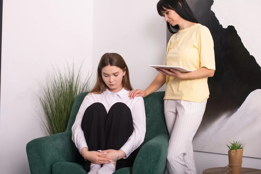 psychologist-helps-girl-with-emotional-experiences